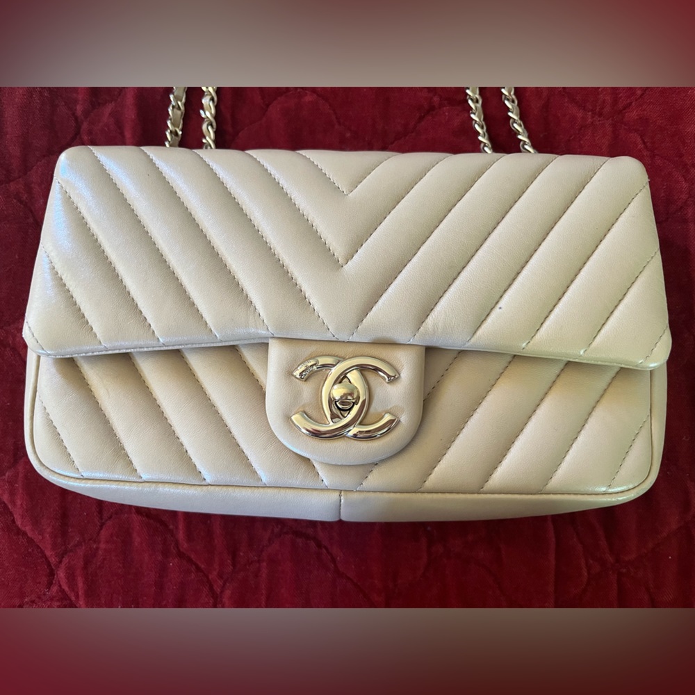 Rare, authentic beige and gold Chanel Chevron Quilted flap bag! 100% authentic